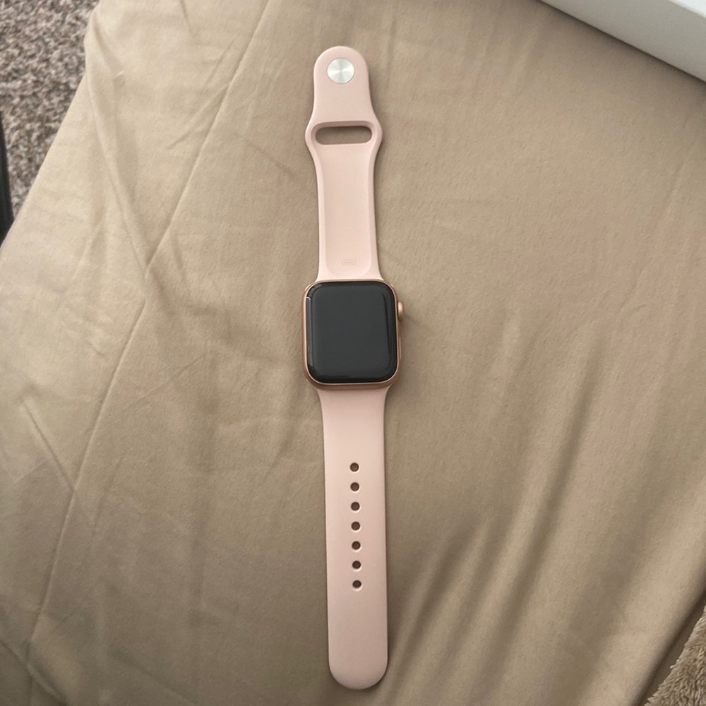 Apple Watch Series 5 in rose gold size 40mm